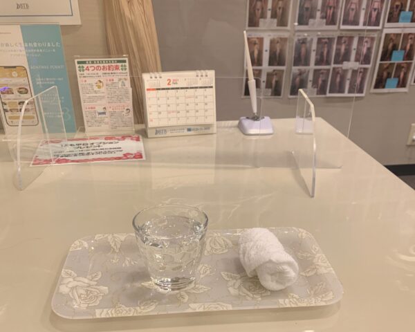 バイオエステBTB東京本店（銀座）のテーブルに用意されているお水