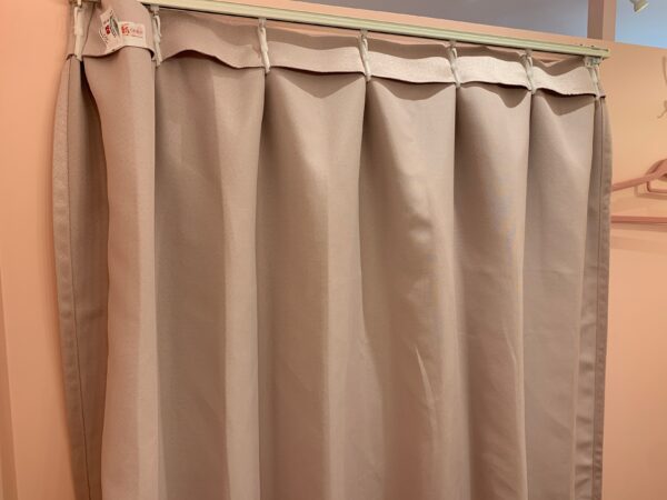 ヴィクトリアセルフエステの新宿店の個室のピンク色のカーテン